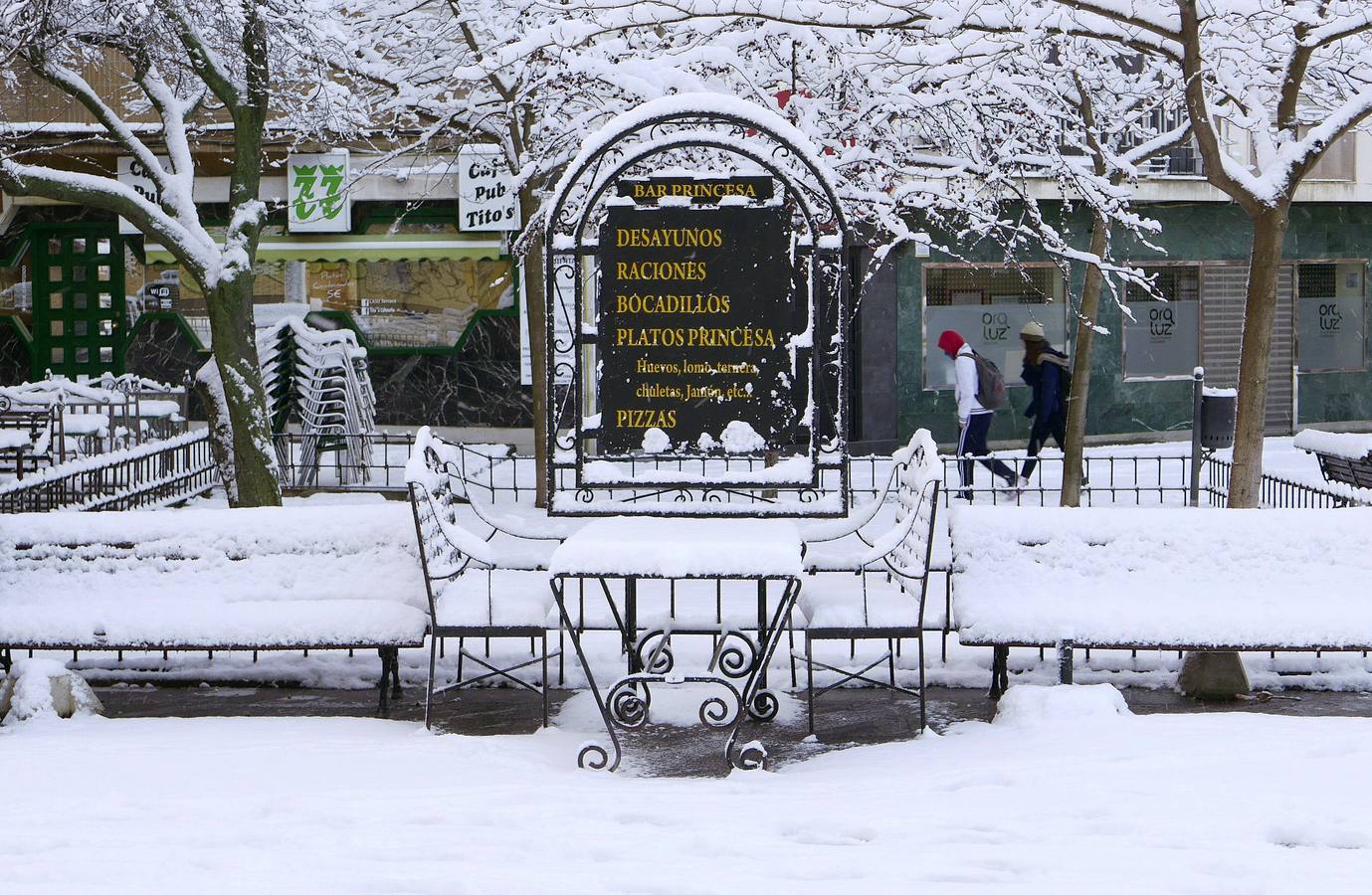 Cuenca ha amanecido blanca. CUENCA. Entre diez y veinte centímetros de nieve se han acumulado en algunos puntos de la ciudad de Cuenca y sus pedanías tras la copiosa nevada de esta noche, que se está convirtiendo en hielo y dificulta la circulación, tanto a pie como con vehículos en toda la ciudad. El temporal deja frío y nieve en toda España y todas las comunidades menos Extremadura y Canarias siguen en alerta por lluvia, aludes, oleaje, frío intenso o nevadas que en puntos del norte peninsular dejarán más de 20 centímetros de espesor.