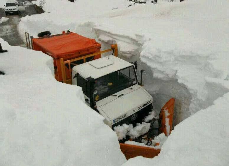Un quitanieves trata de abrirse paso en la frontera de Burgos con Cantabria.. 