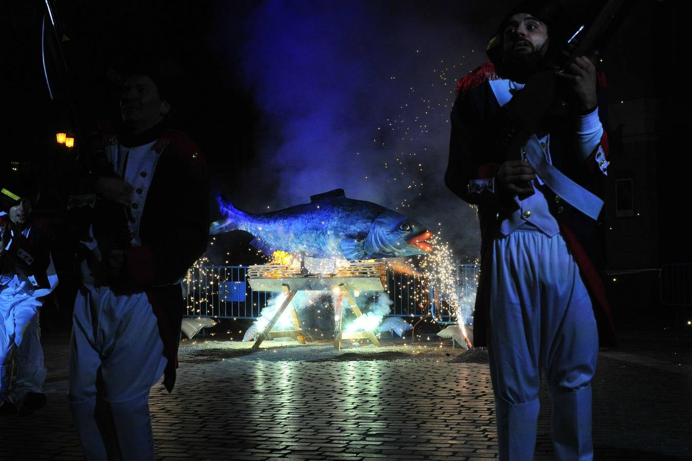 La sardina muere entre las llamas