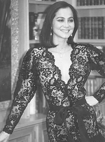 Isabel Preysler posa en su casa de Madrid en 1985.