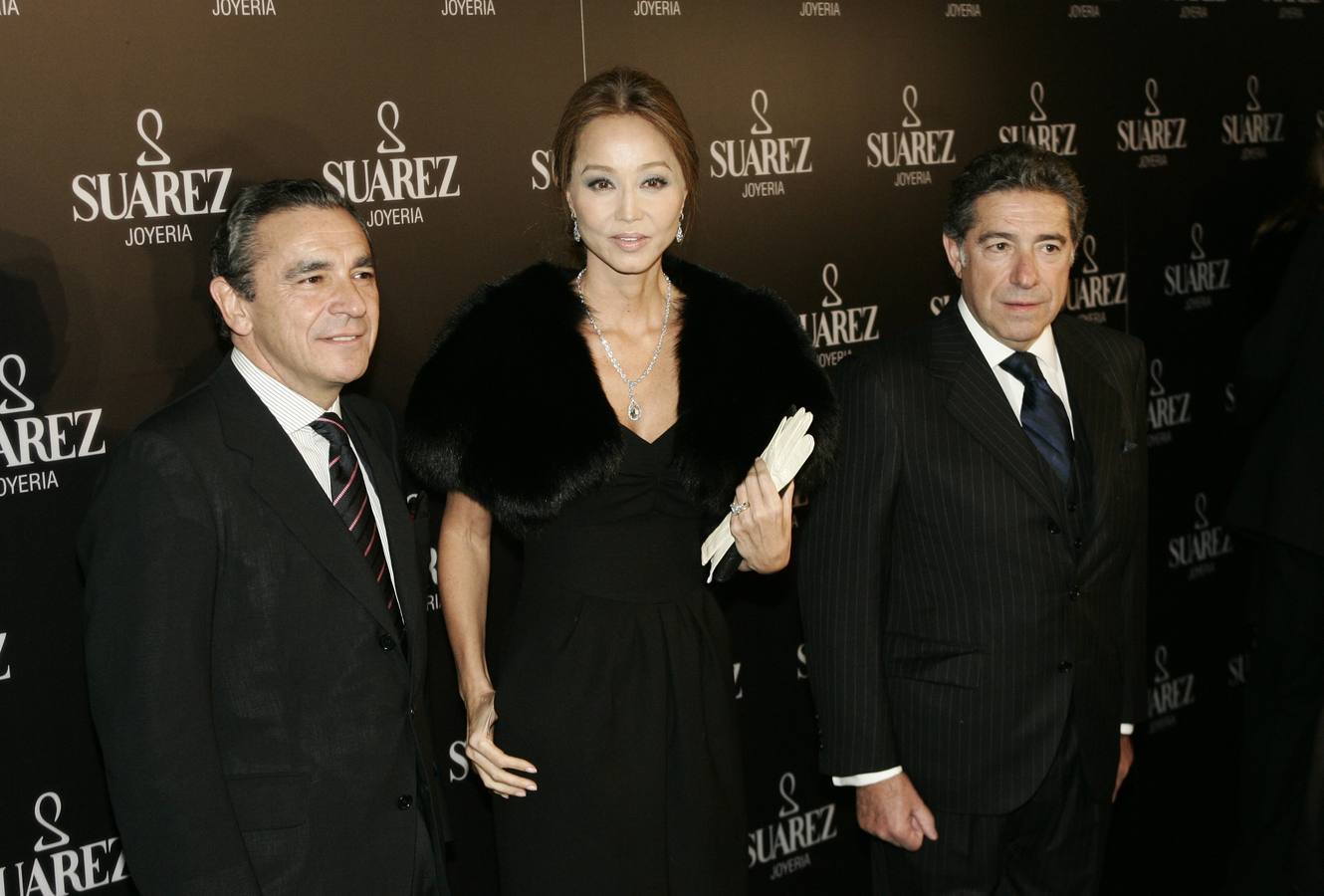 Isabel Preysler posa con los dueños de la Joyería Suárez, Benito y Emiliano, en Madrid, durante la presentación de una colección de joyas en 2007