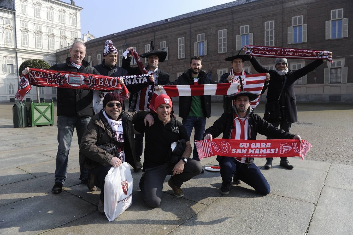 Llorente, con los aficionados del Athletic en Turín