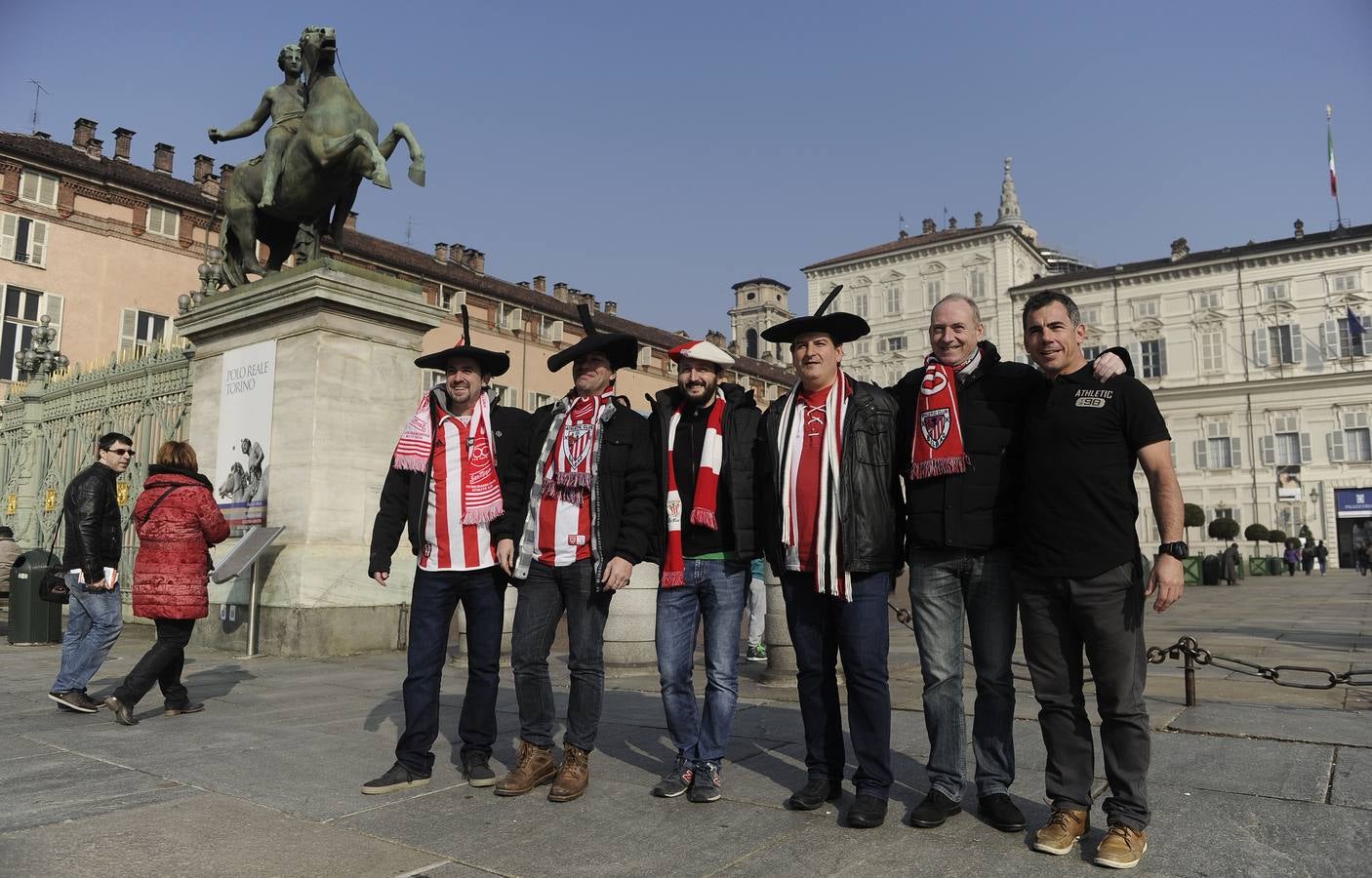 Llorente, con los aficionados del Athletic en Turín