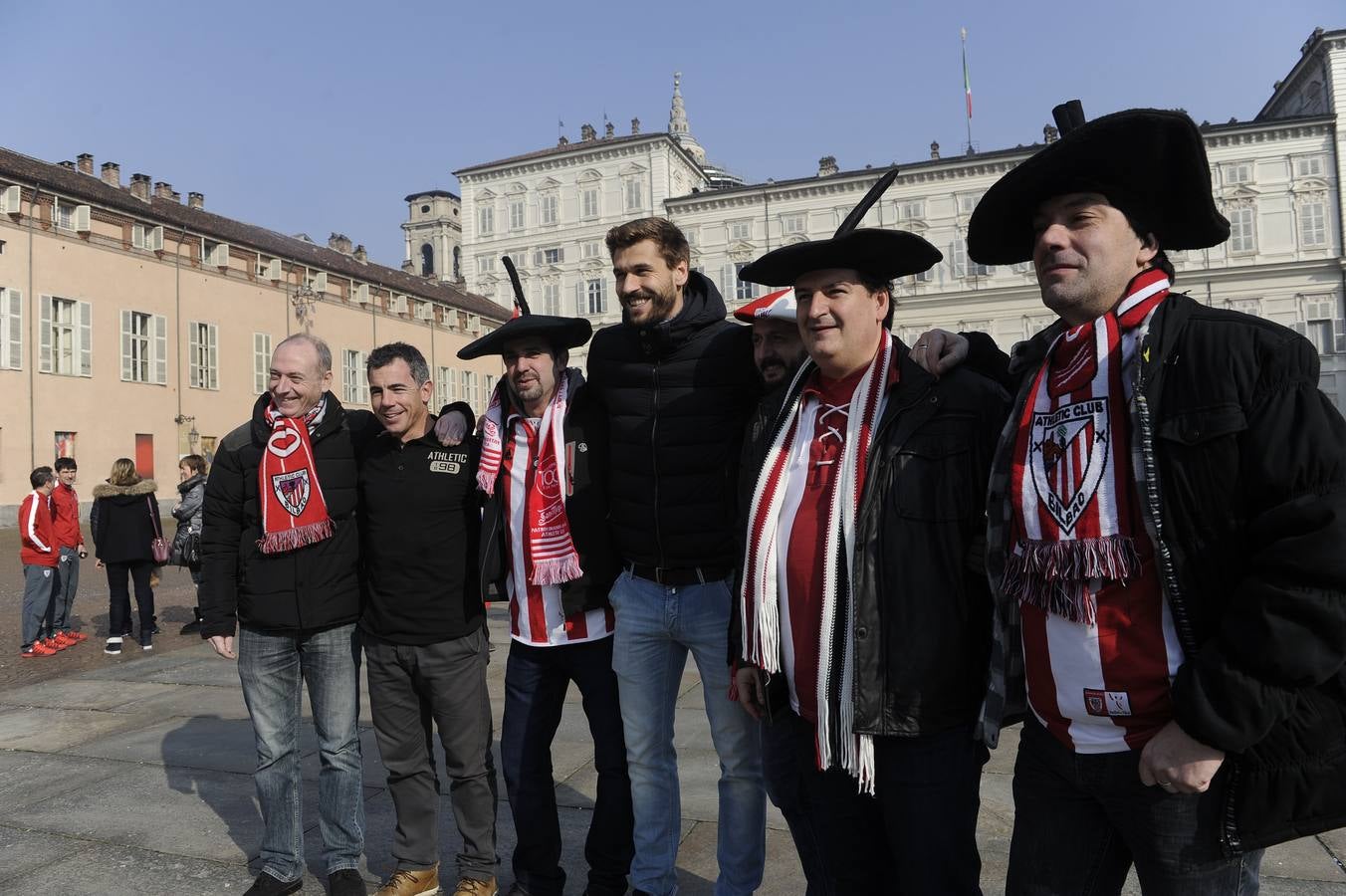 Llorente, con los aficionados del Athletic en Turín