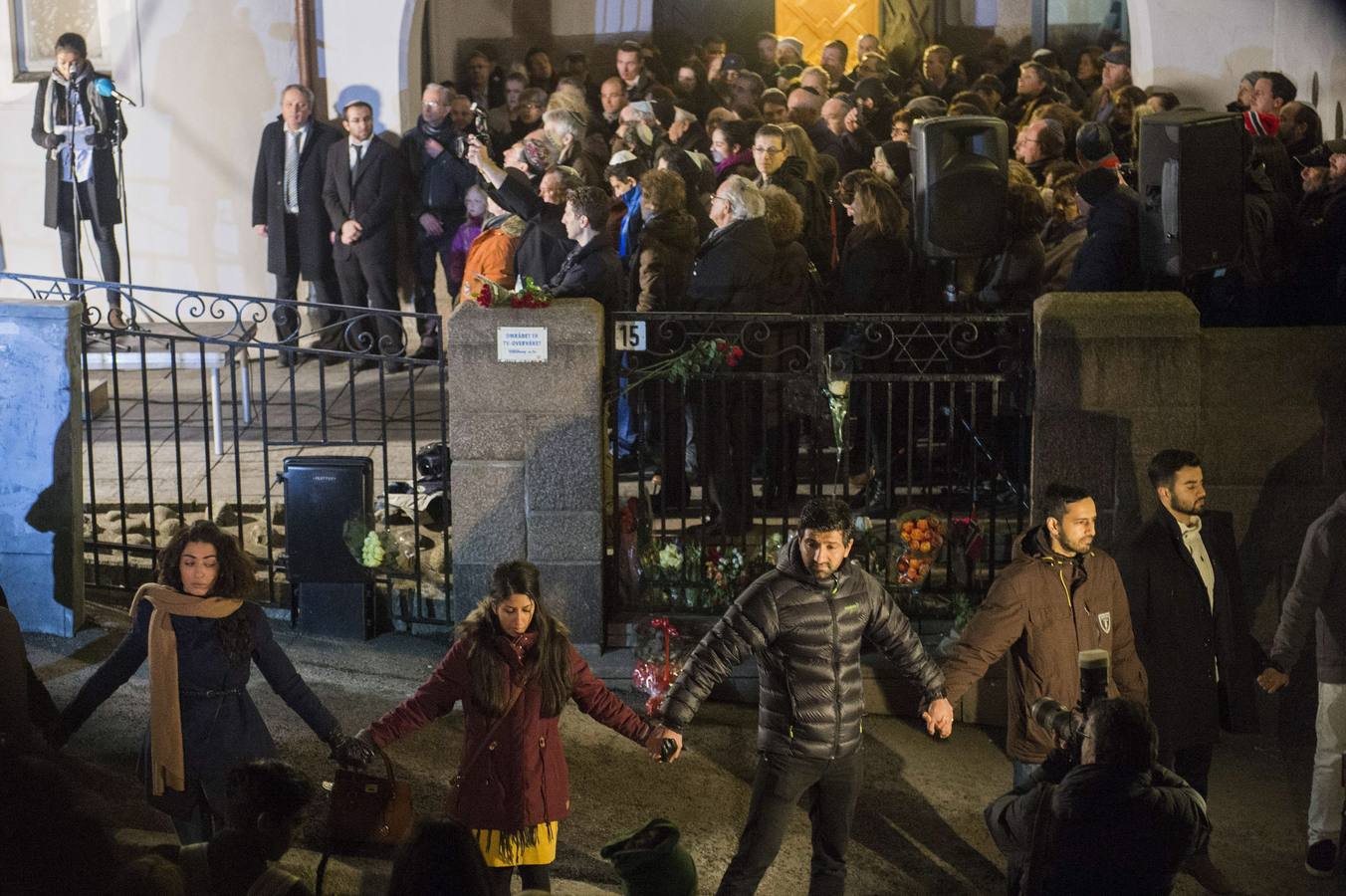 Miles de musulmanes protegen la sinagoga de Oslo