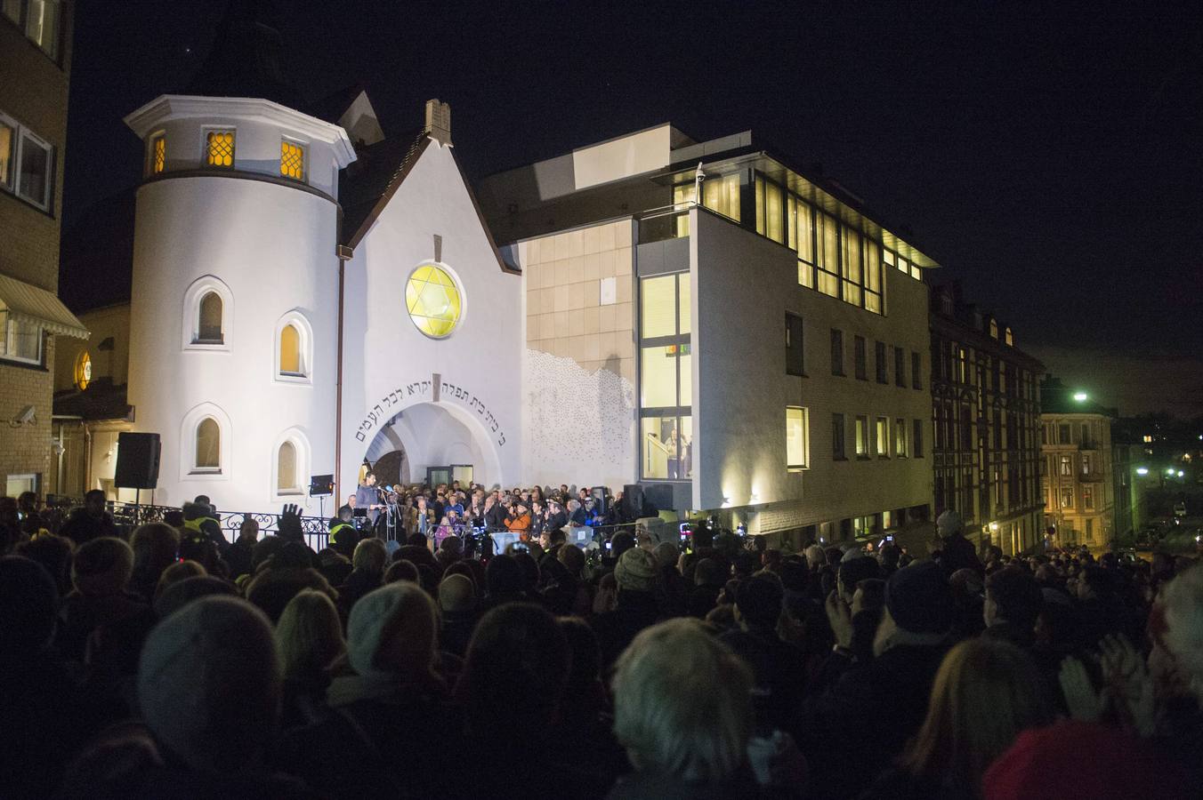Miles de musulmanes protegen la sinagoga de Oslo