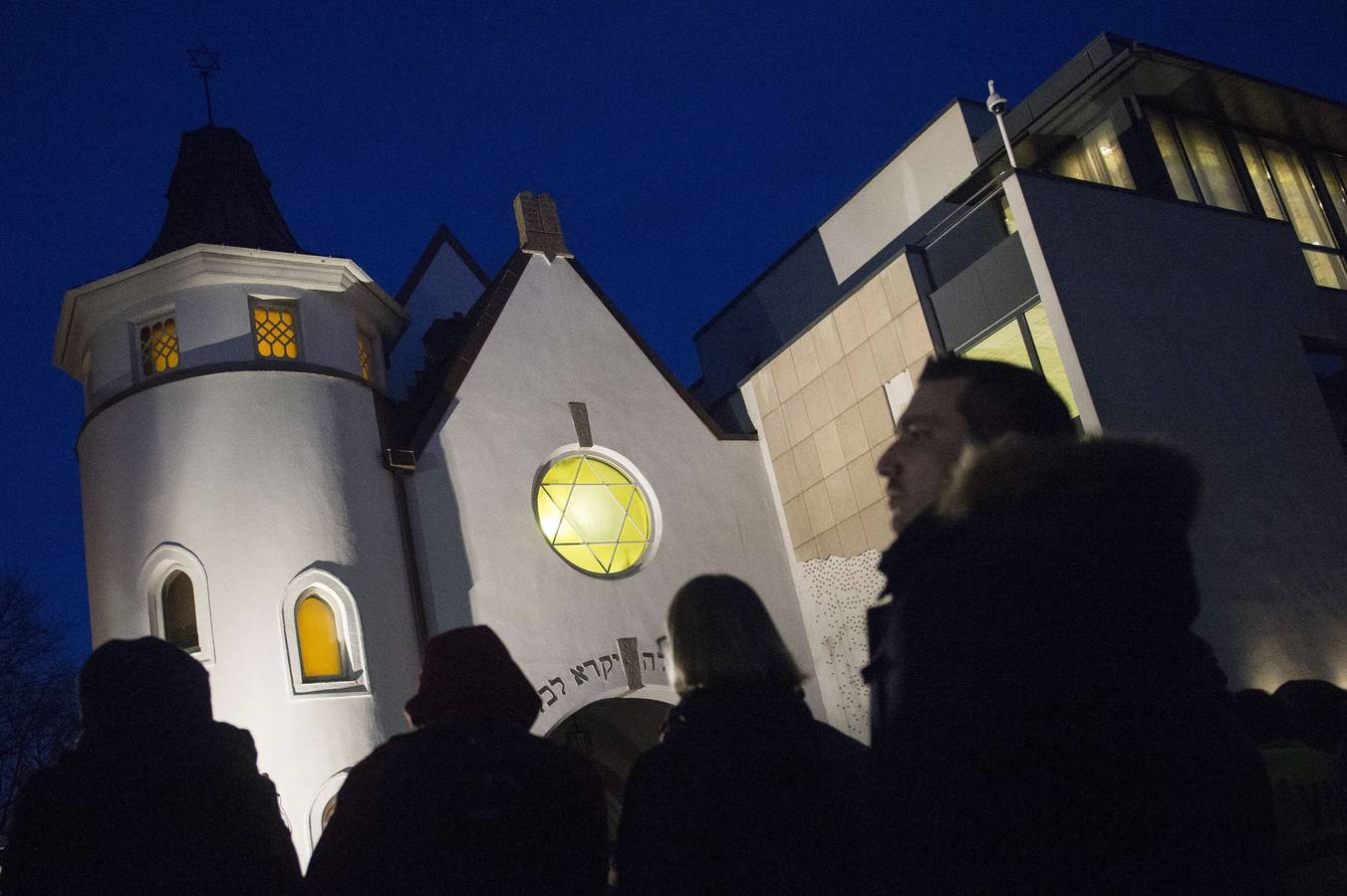 Miles de musulmanes protegen la sinagoga de Oslo