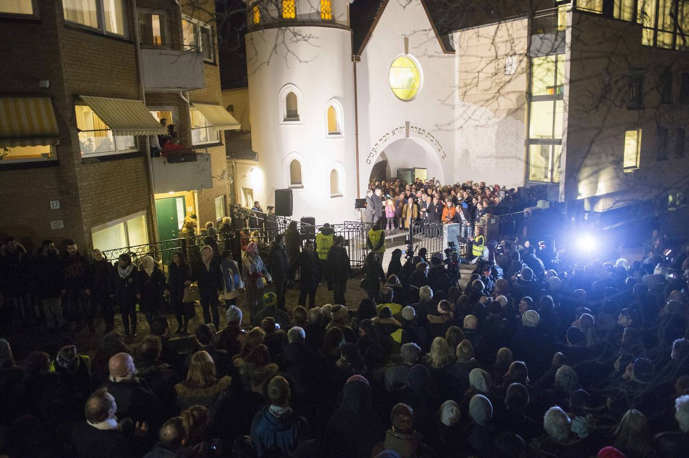 Miles de musulmanes protegen la sinagoga de Oslo