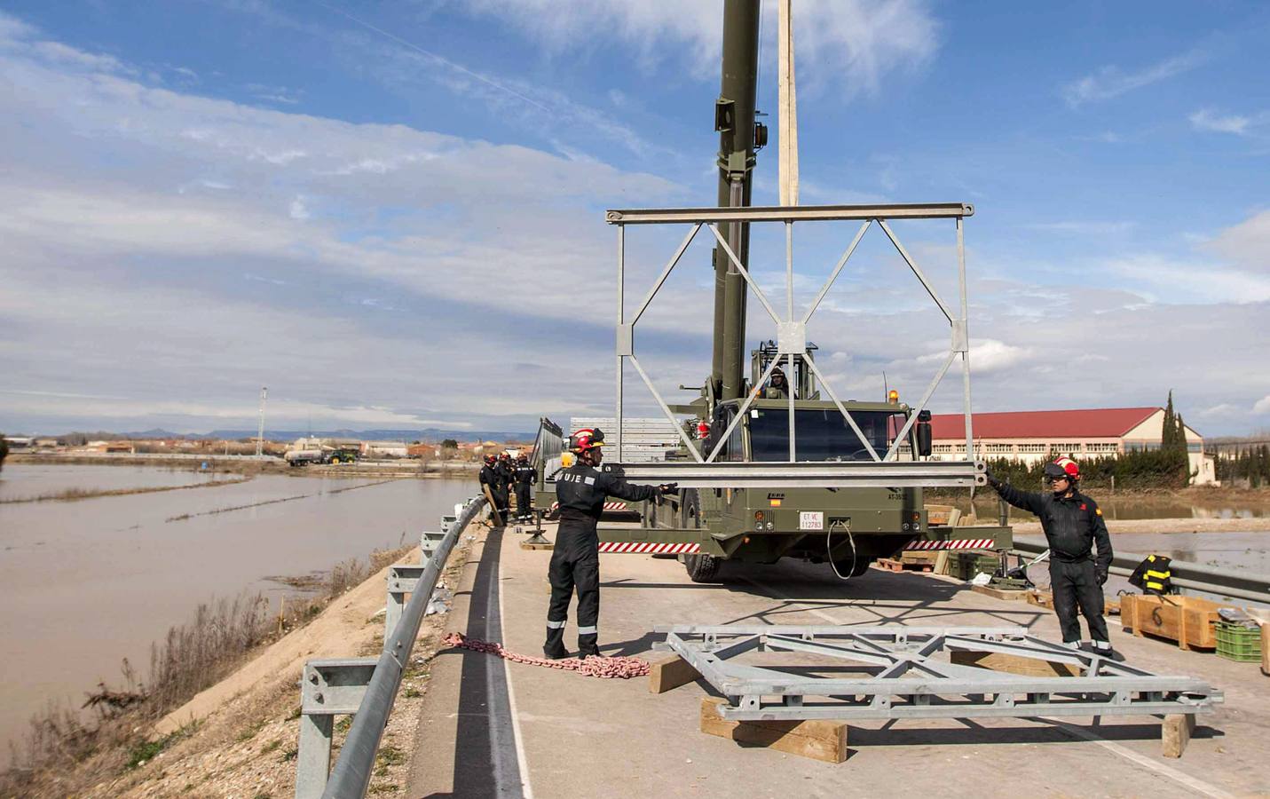 Varios soldados del Ejército trabajan en la reconstrucción de un puente caído entre las regiones de Boquiñeni y Luceni.