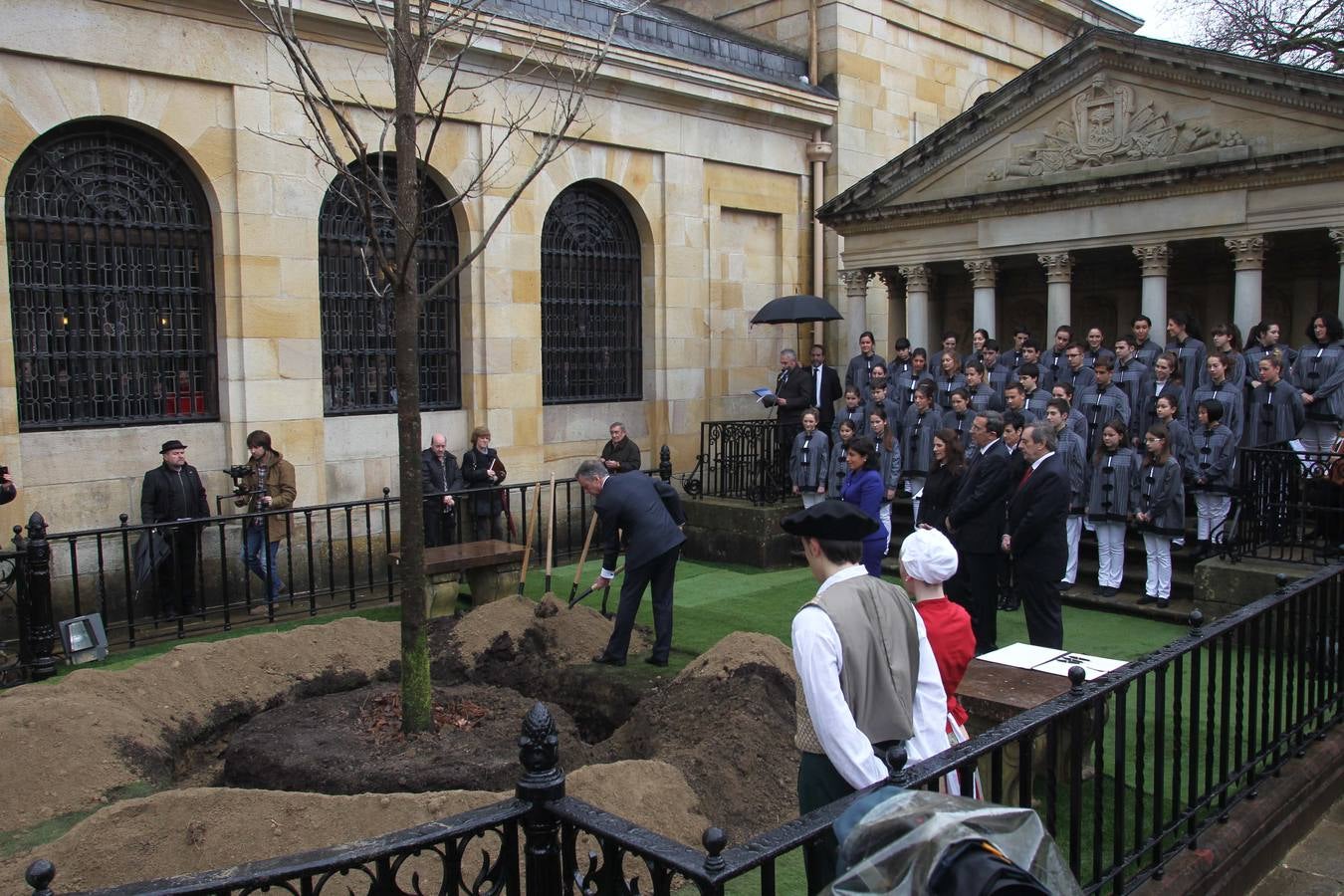 El Árbol de Gernika echa nuevas raíces