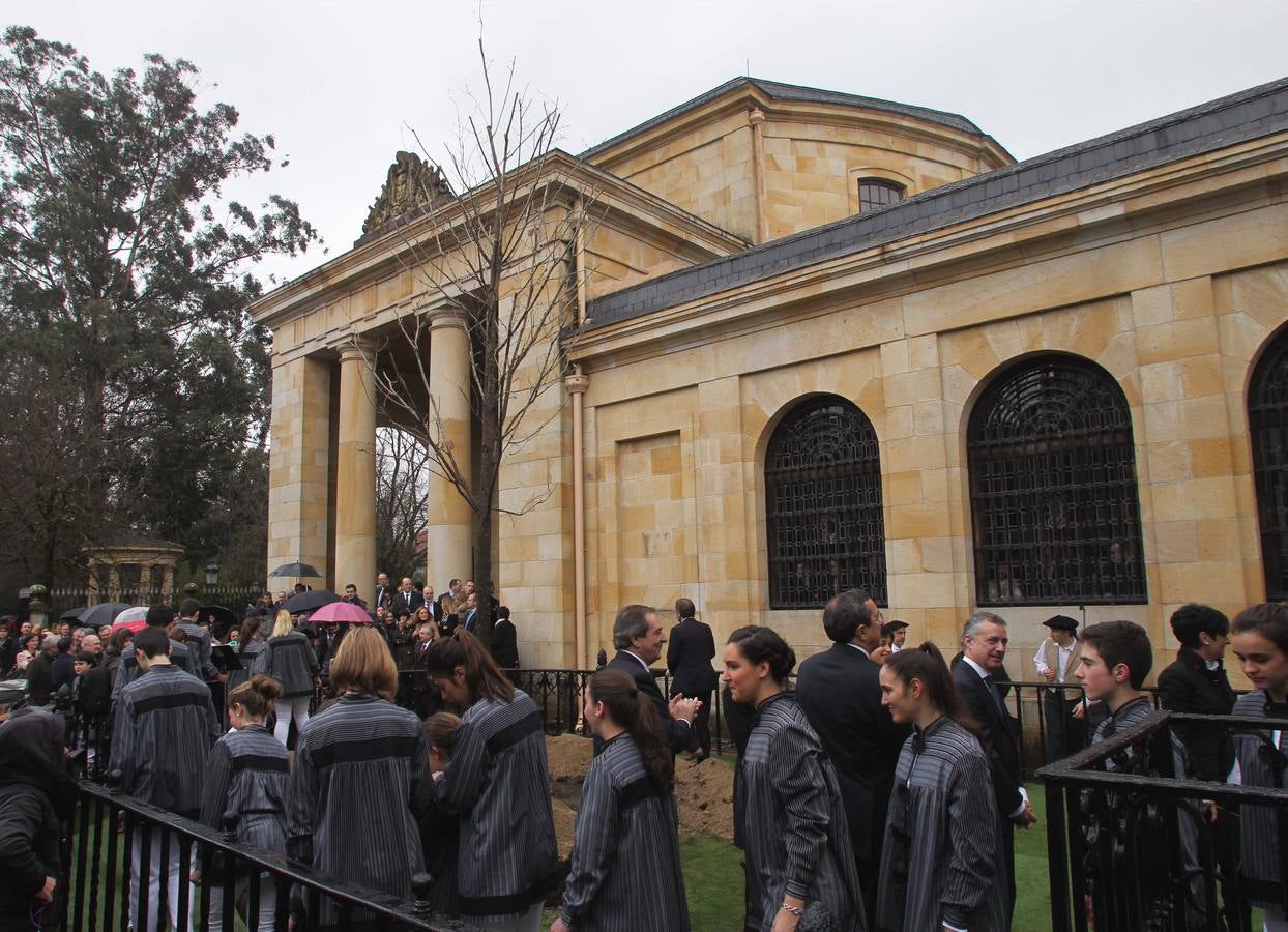 El Árbol de Gernika echa nuevas raíces