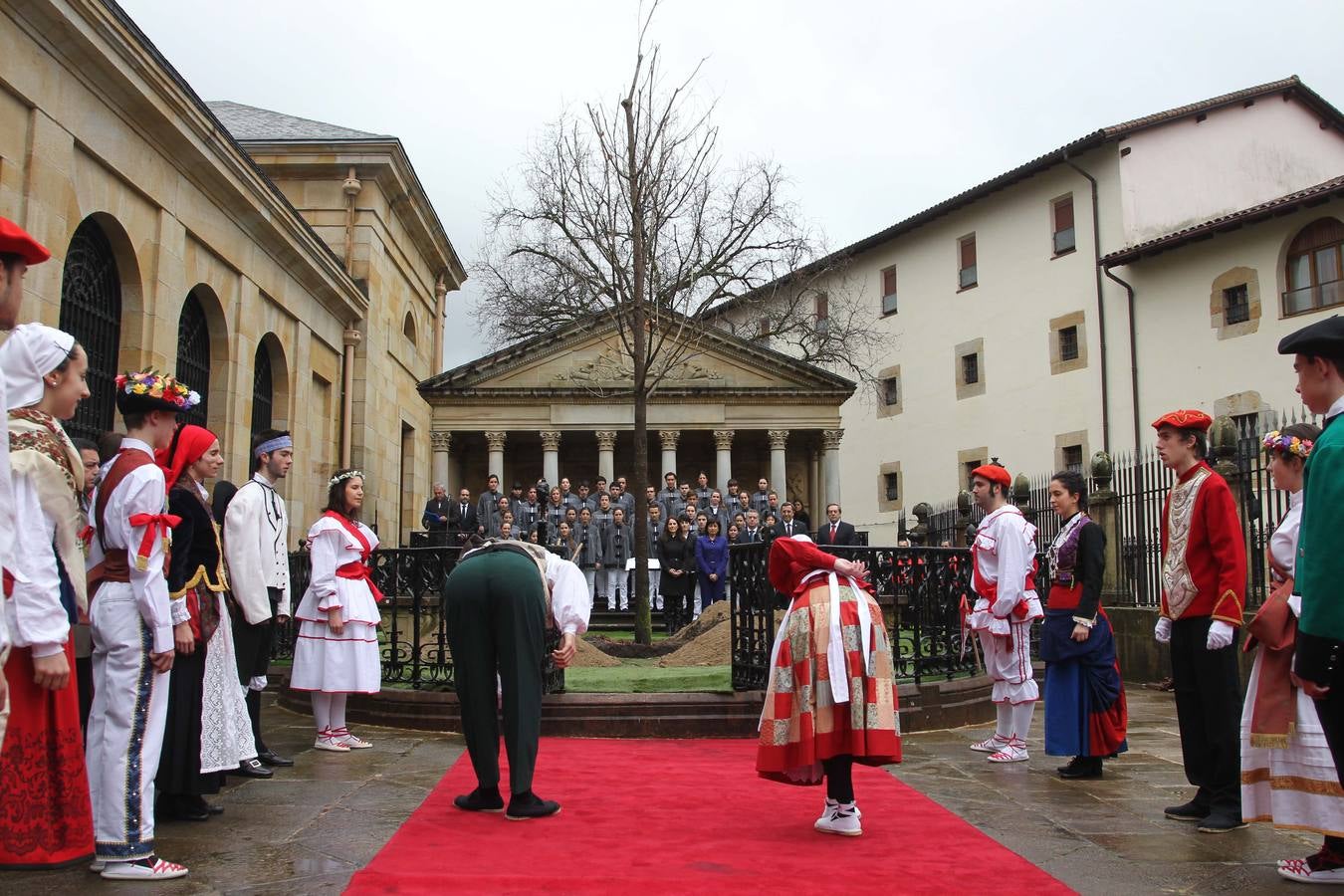 El Árbol de Gernika echa nuevas raíces