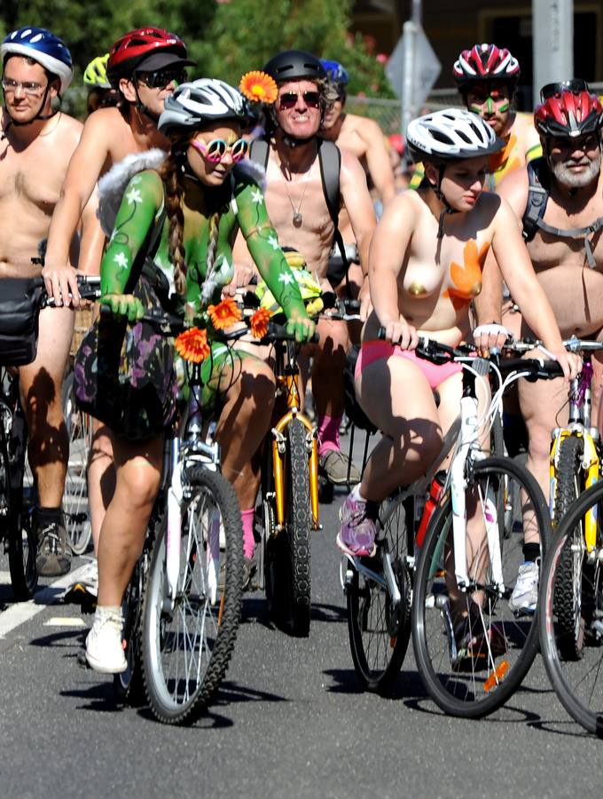 Carrera nudista para denunciar la vulnerabilidad de los ciclistas