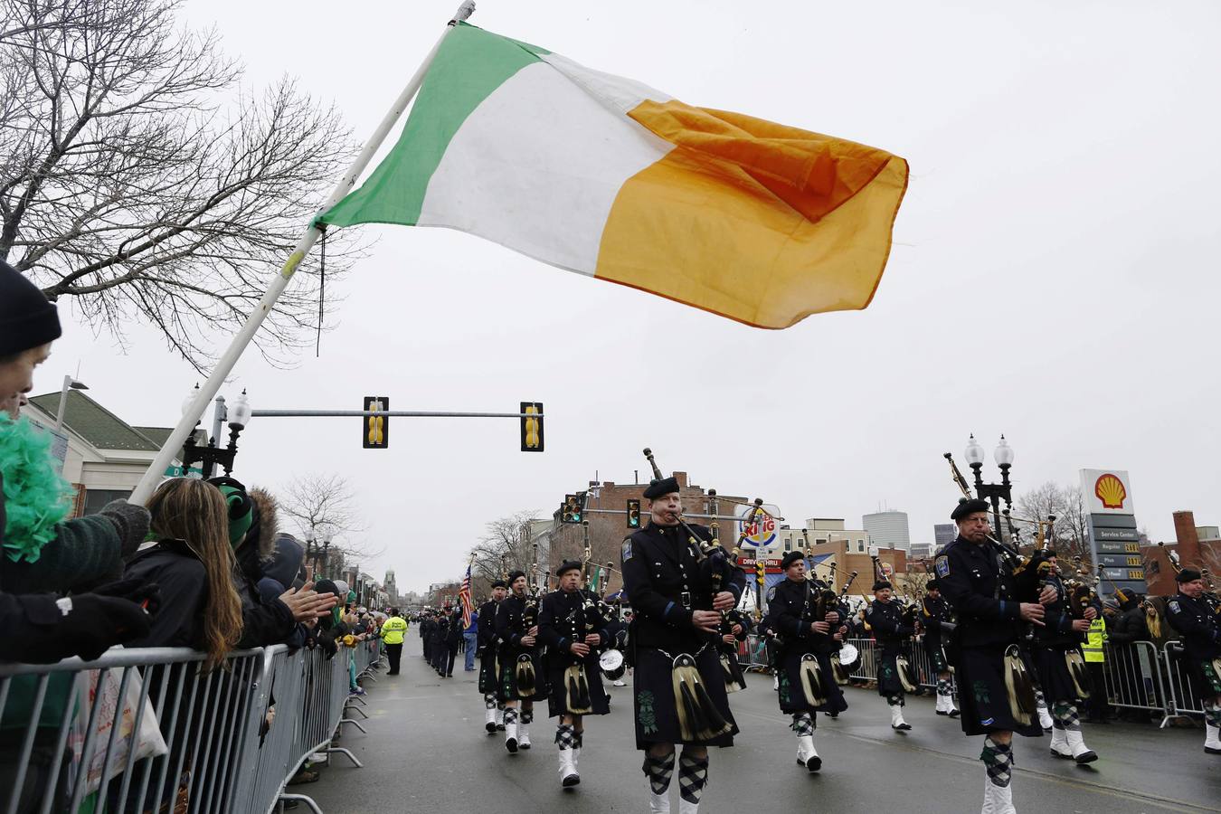 Una columna de policías gaélicos desfila por las calles de Boston durante los actos por el Día de San Patricio.