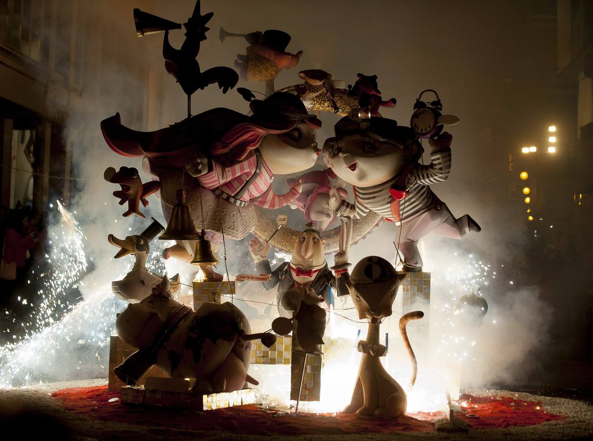 Valencia quema sus Fallas contra el viento y sin rastro del &#039;caloret&#039;