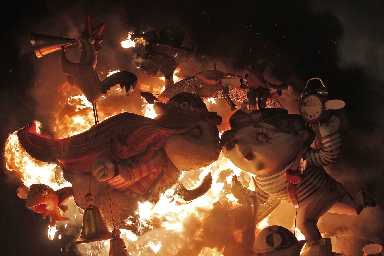 Valencia quema sus Fallas contra el viento y sin rastro del &#039;caloret&#039;