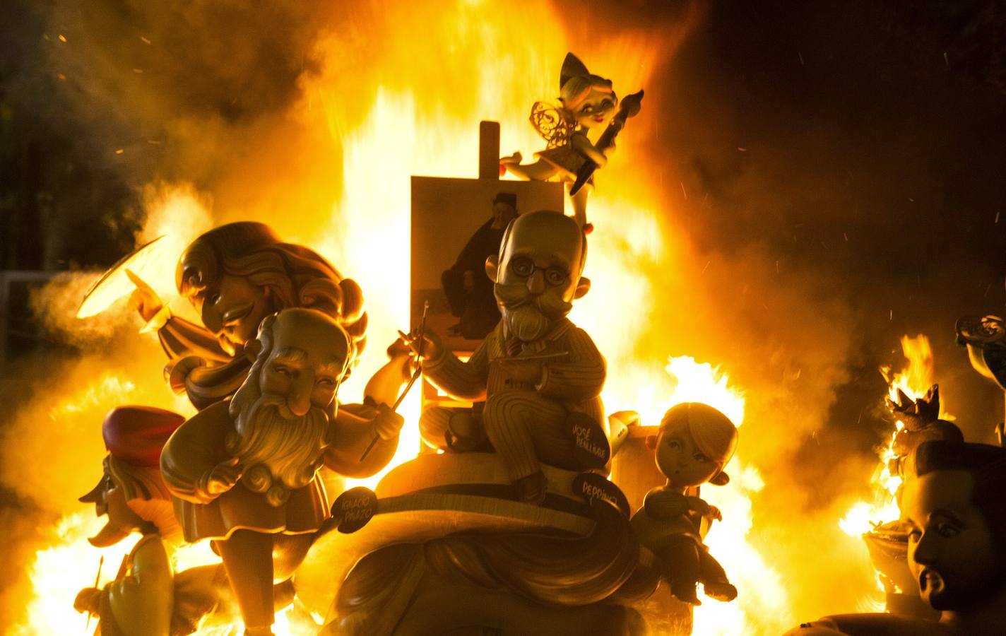 Valencia quema sus Fallas contra el viento y sin rastro del &#039;caloret&#039;