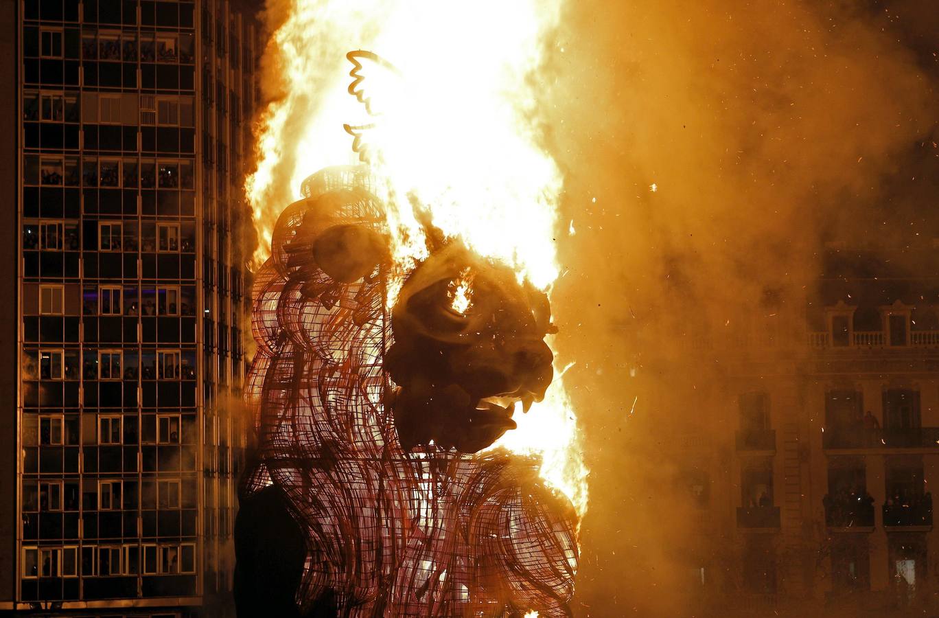 Valencia quema sus Fallas contra el viento y sin rastro del &#039;caloret&#039;