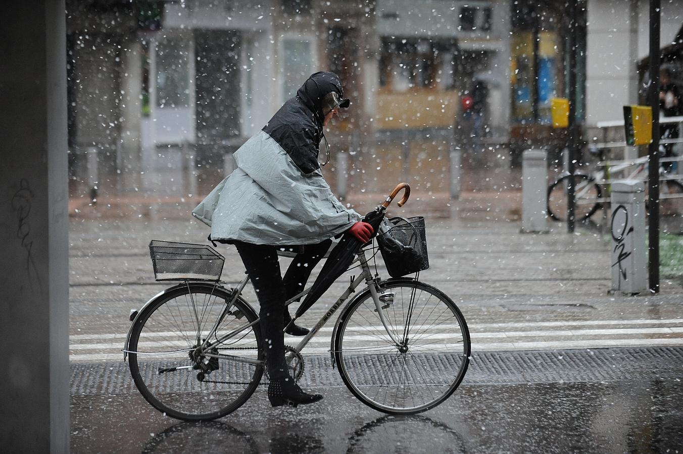 Vitoria saluda la primavera con una inesperada nevada