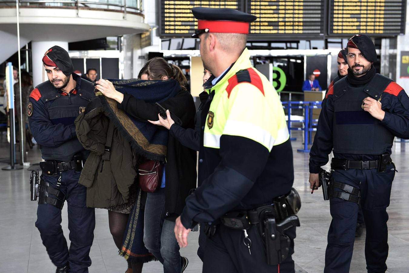 Los familiares de las víctimas llegan al aeropuerto de Barcelona