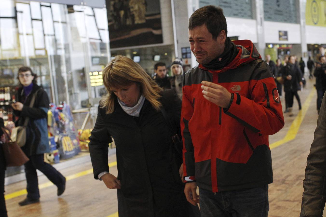 Los familiares de las víctimas llegan al aeropuerto de Barcelona