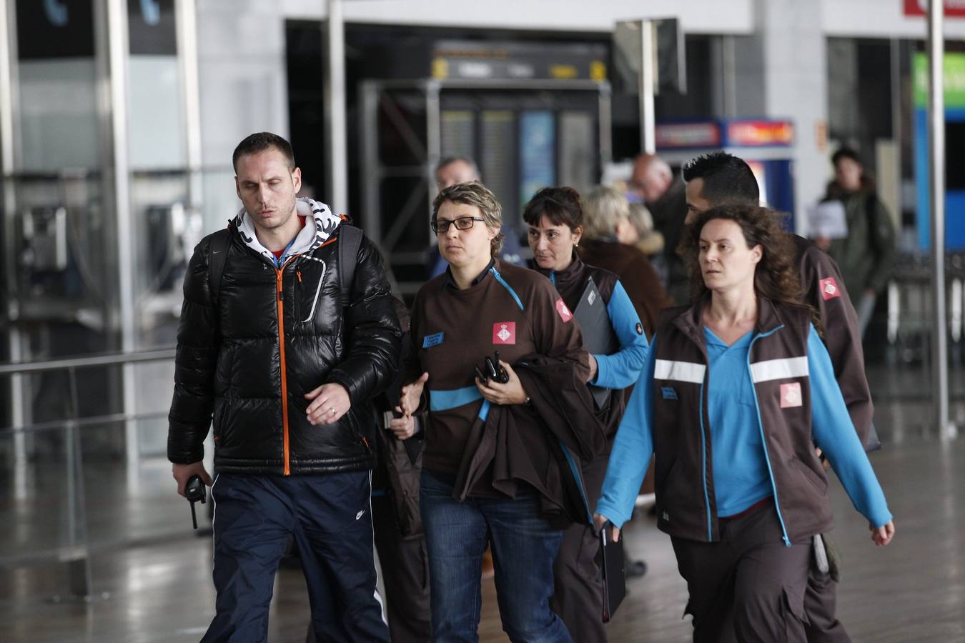 Los familiares de las víctimas llegan al aeropuerto de Barcelona