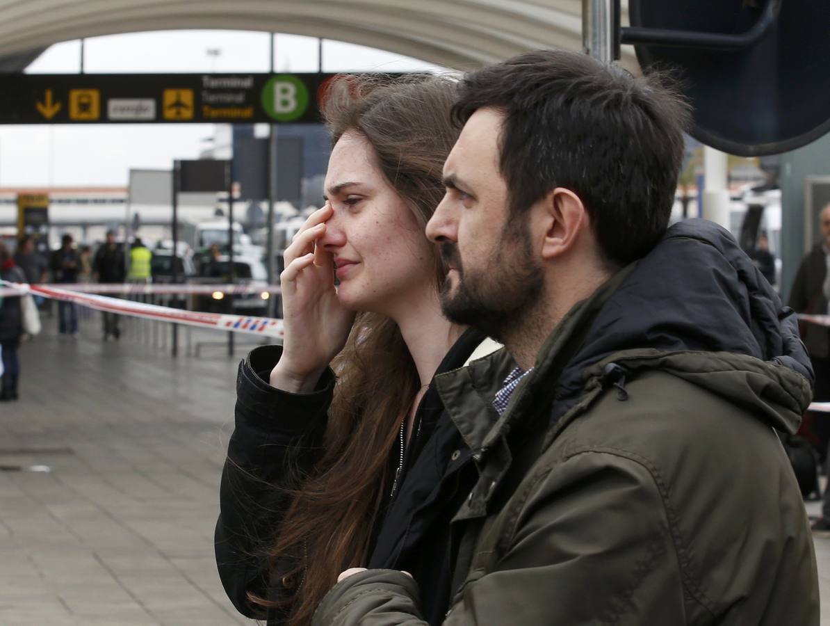 Los familiares de las víctimas llegan al aeropuerto de Barcelona