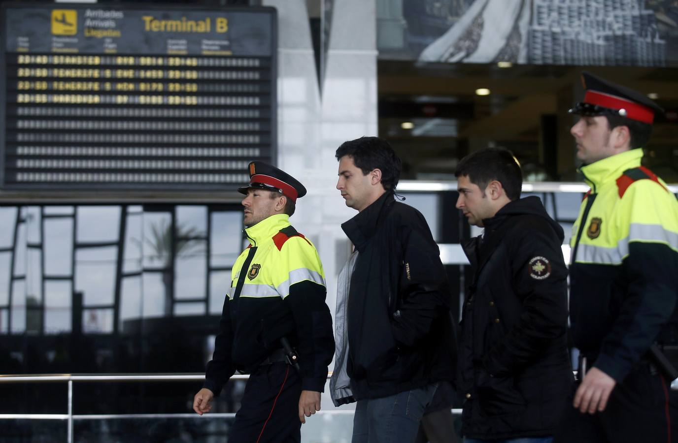 Los familiares de las víctimas llegan al aeropuerto de Barcelona