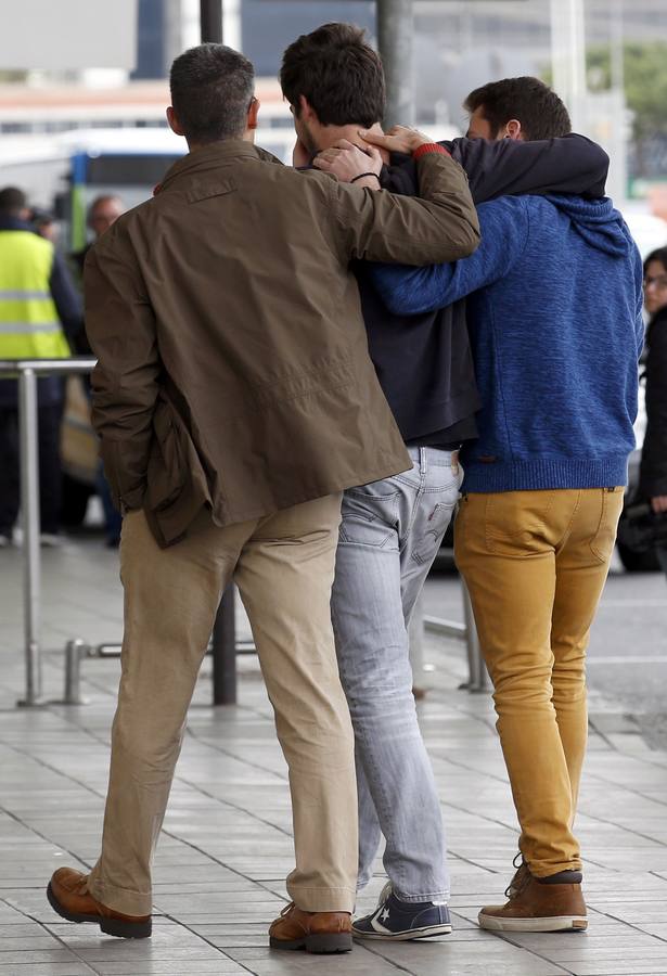 Los familiares de las víctimas llegan al aeropuerto de Barcelona