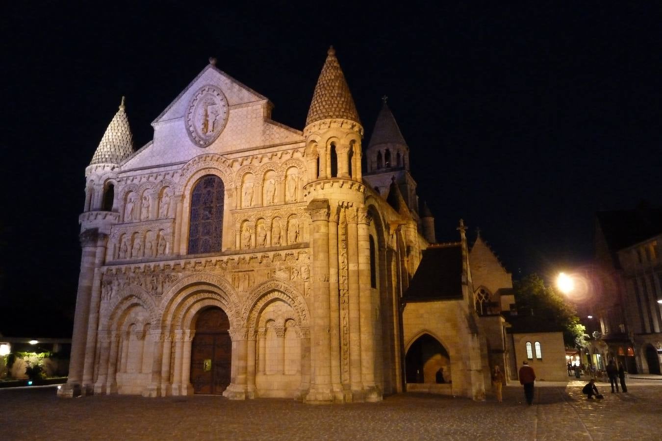 Notre-Dame la Grande, de noche.