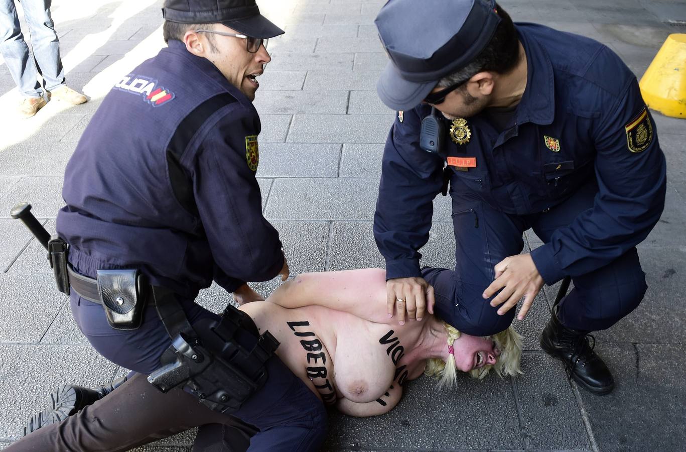 Detenida una activista de Femen que ha protestado ante Fernández Díaz