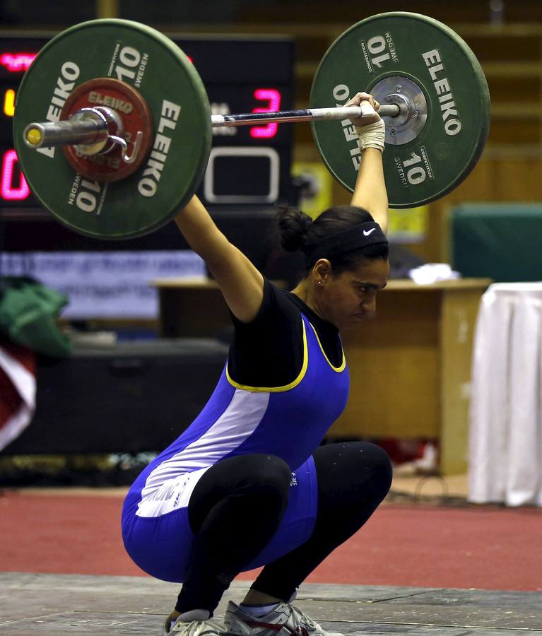 Mujeres de velo y pesas