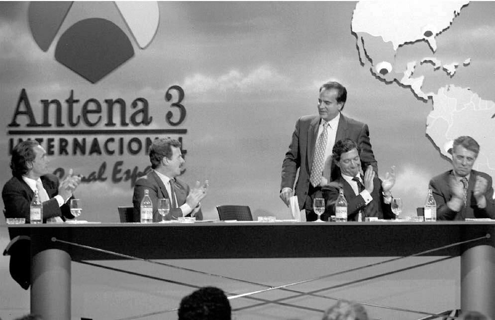 Jose Manuel Lorenzo Torres, Manuel Campo Vidal, Javier Gimeno y Jesús Hermida aplauden a Antonio Asensio durante la presentación de la emisión de Antena en America a través de su canal internacional en 1996.