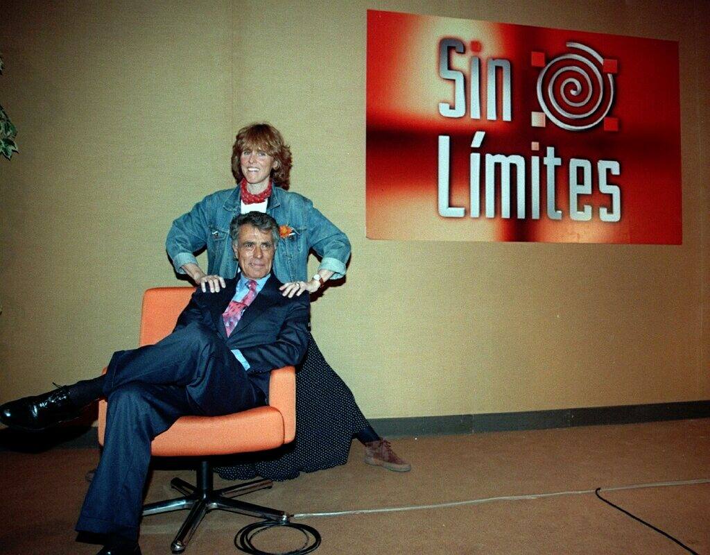 Los periodistas Jesus Hermida y Mercedes Milá, presentan el nuevo programa de Antena 3 TV, "Sin límites" en 1998.