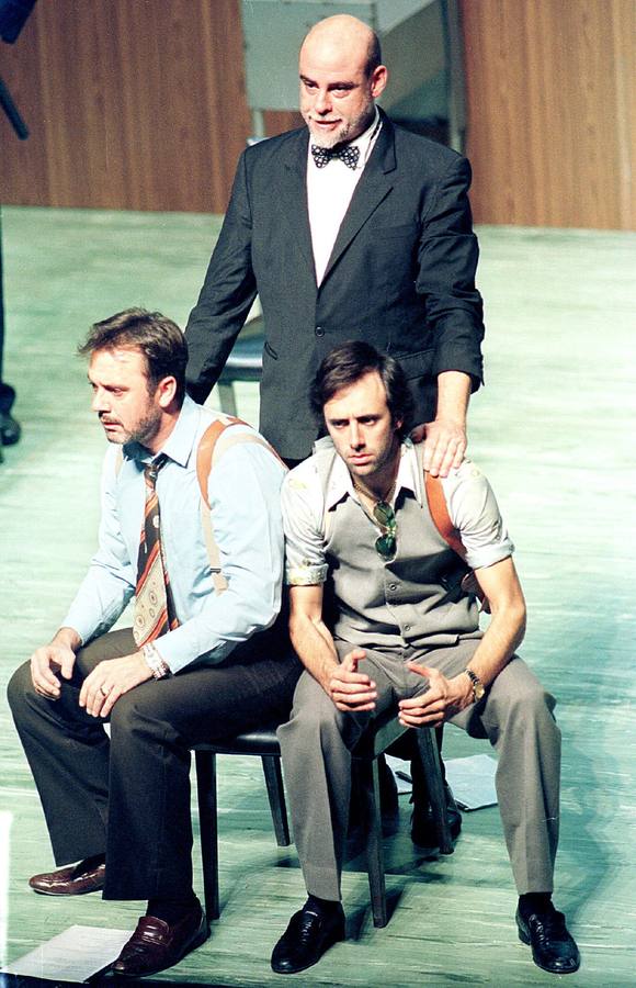 Aitor Mazo junto a los actores, Ramón Ibarra y Asier Hormaza, durante su interpretación de la obra 'Muerte Accidental de un anarquista'.