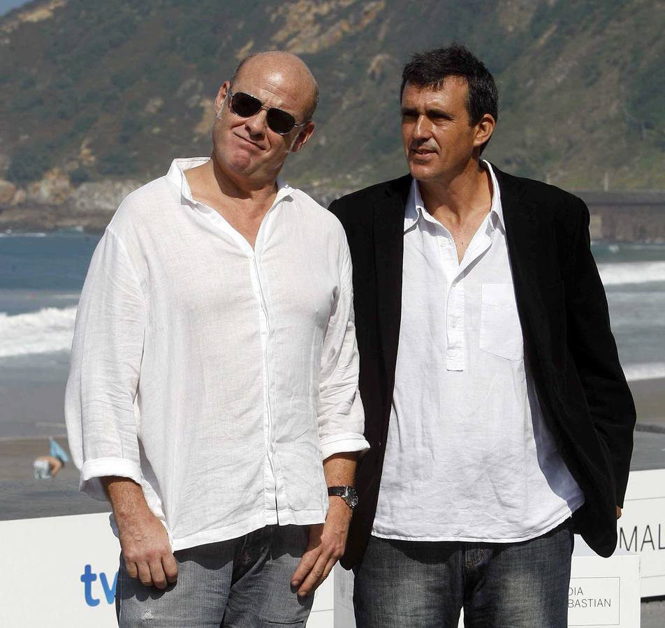 Aitor Mazo junto a Patxo Tellería, actores y cineastas vascos, posan en la playa de La Concha, en San Sebastián.