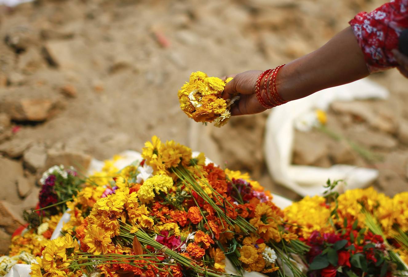 Flores y silencio por las víctimas de Nepal