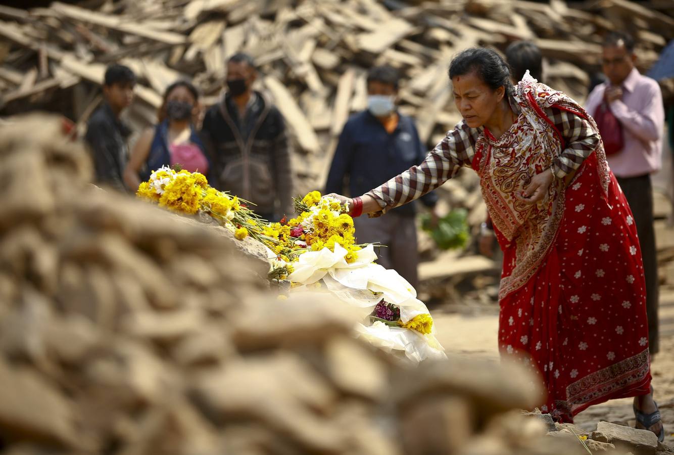 Flores y silencio por las víctimas de Nepal