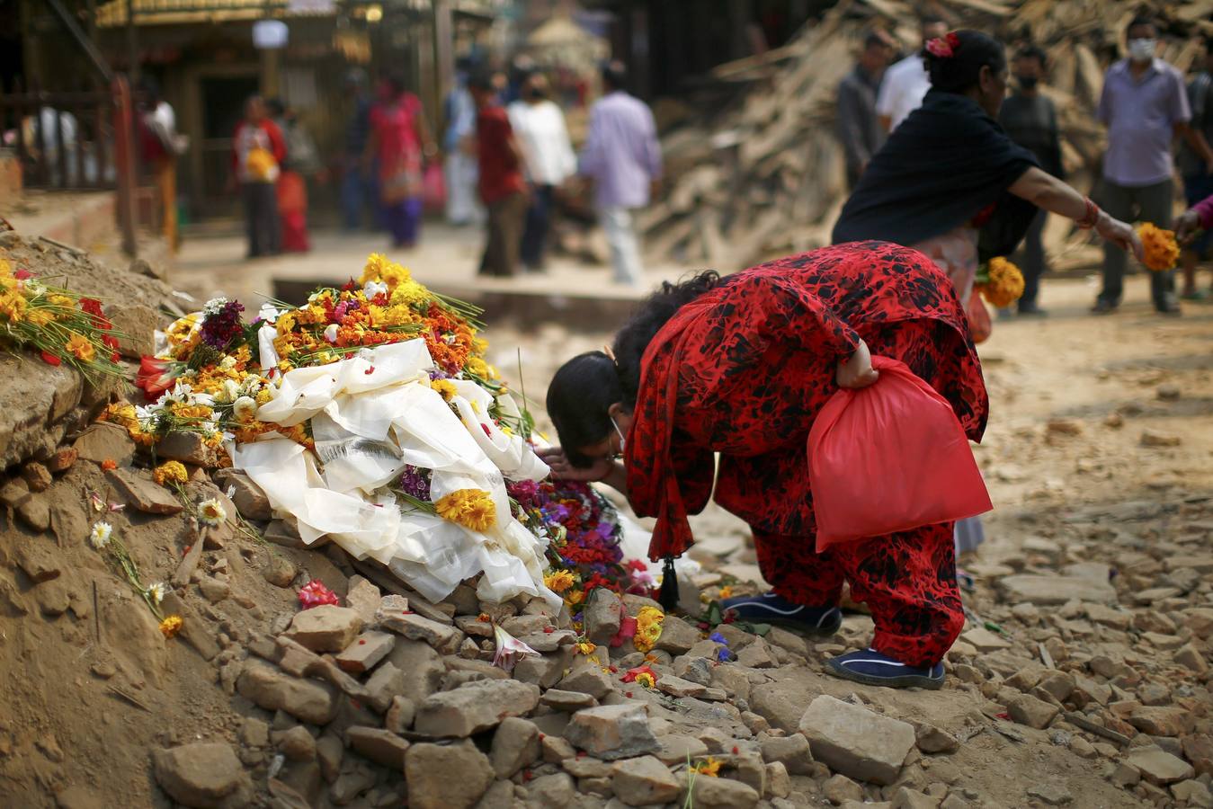 Flores y silencio por las víctimas de Nepal