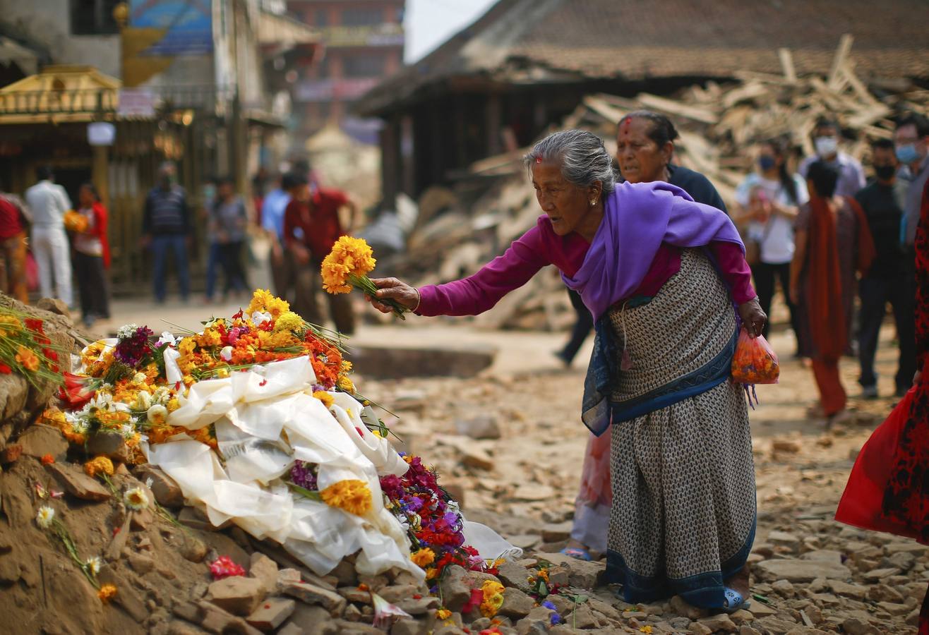 Flores y silencio por las víctimas de Nepal