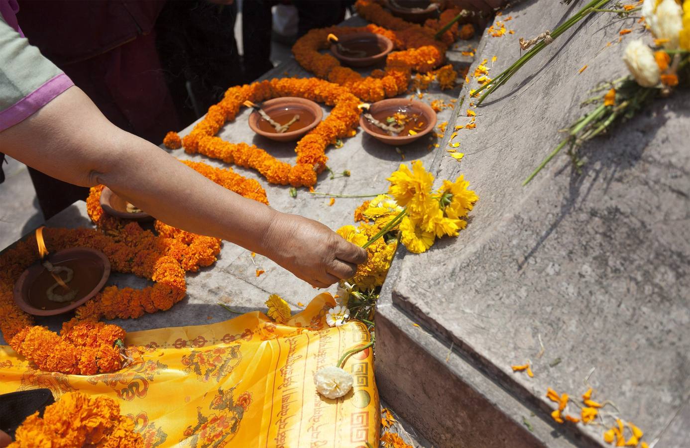 Flores y silencio por las víctimas de Nepal