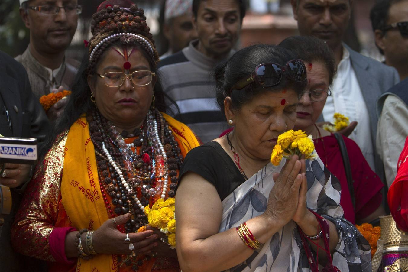 Flores y silencio por las víctimas de Nepal