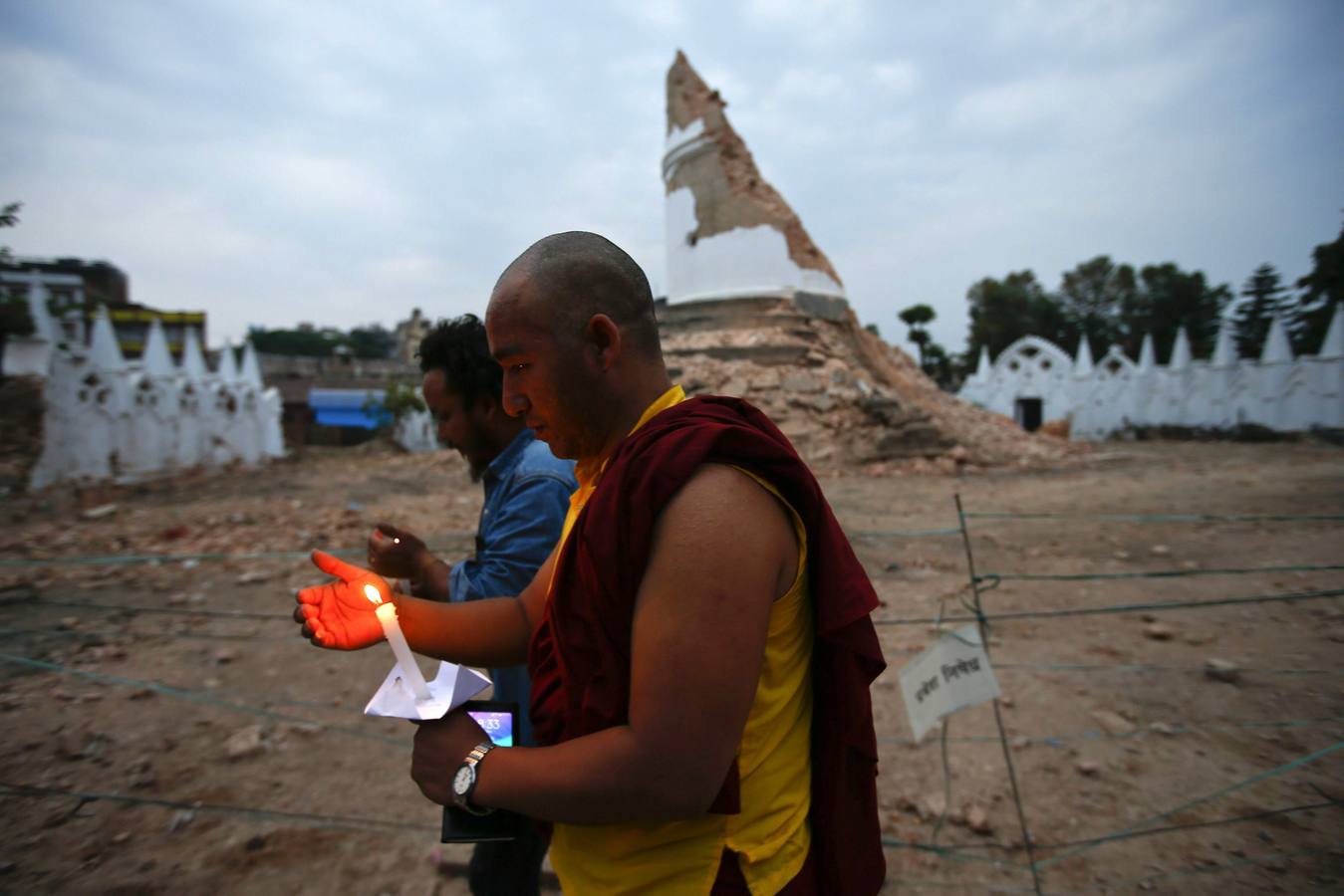 Flores y silencio por las víctimas de Nepal