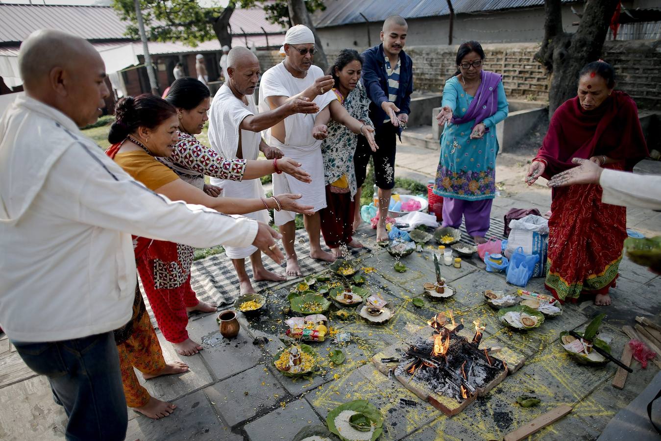 Flores y silencio por las víctimas de Nepal