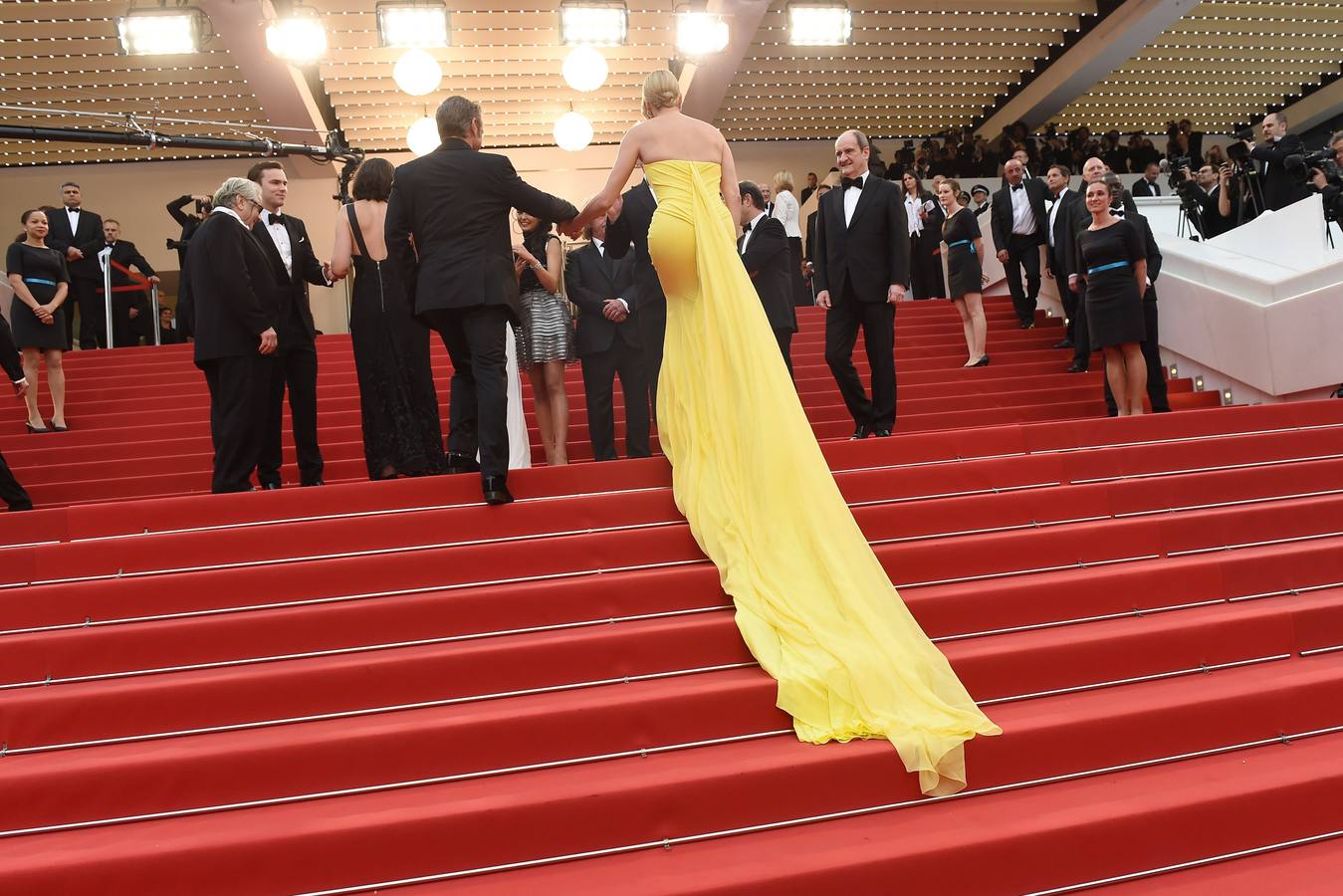 Sean Penn y Charlize Theron luciendo un vestido de larguísima cola (Dior).