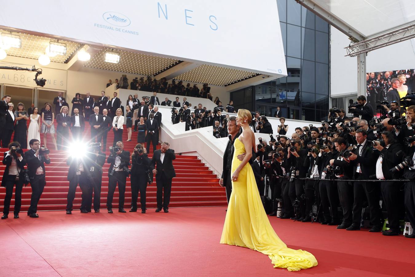 Sean Penn y Charlize Theron posan para las cámaras en la alfombra francesa.