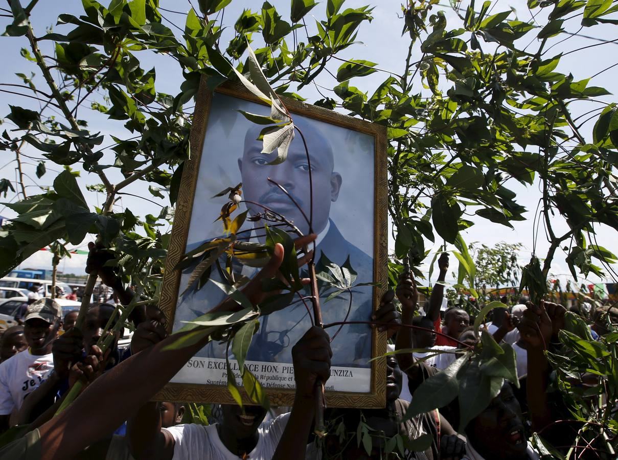 Colas interminables para recibir al presidente de Burundi