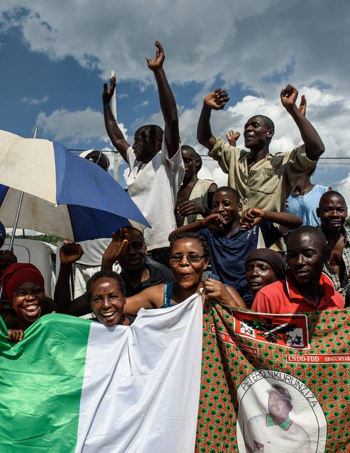 Colas interminables para recibir al presidente de Burundi