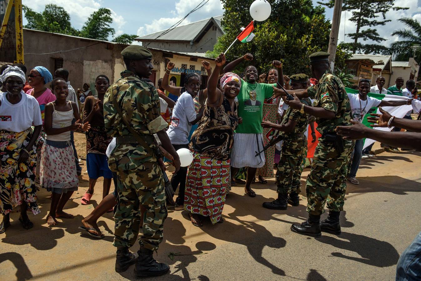 Colas interminables para recibir al presidente de Burundi