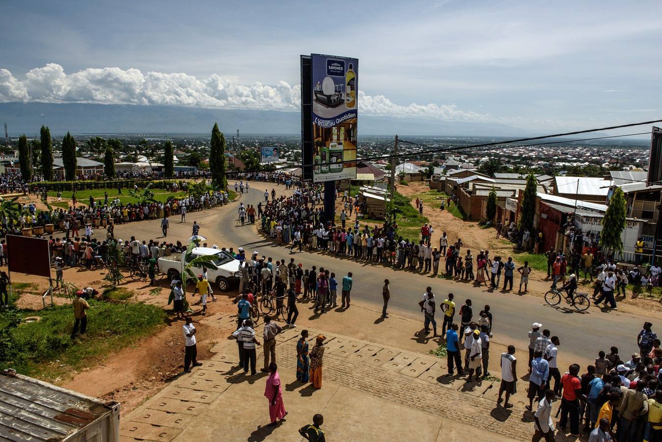 Colas interminables para recibir al presidente de Burundi